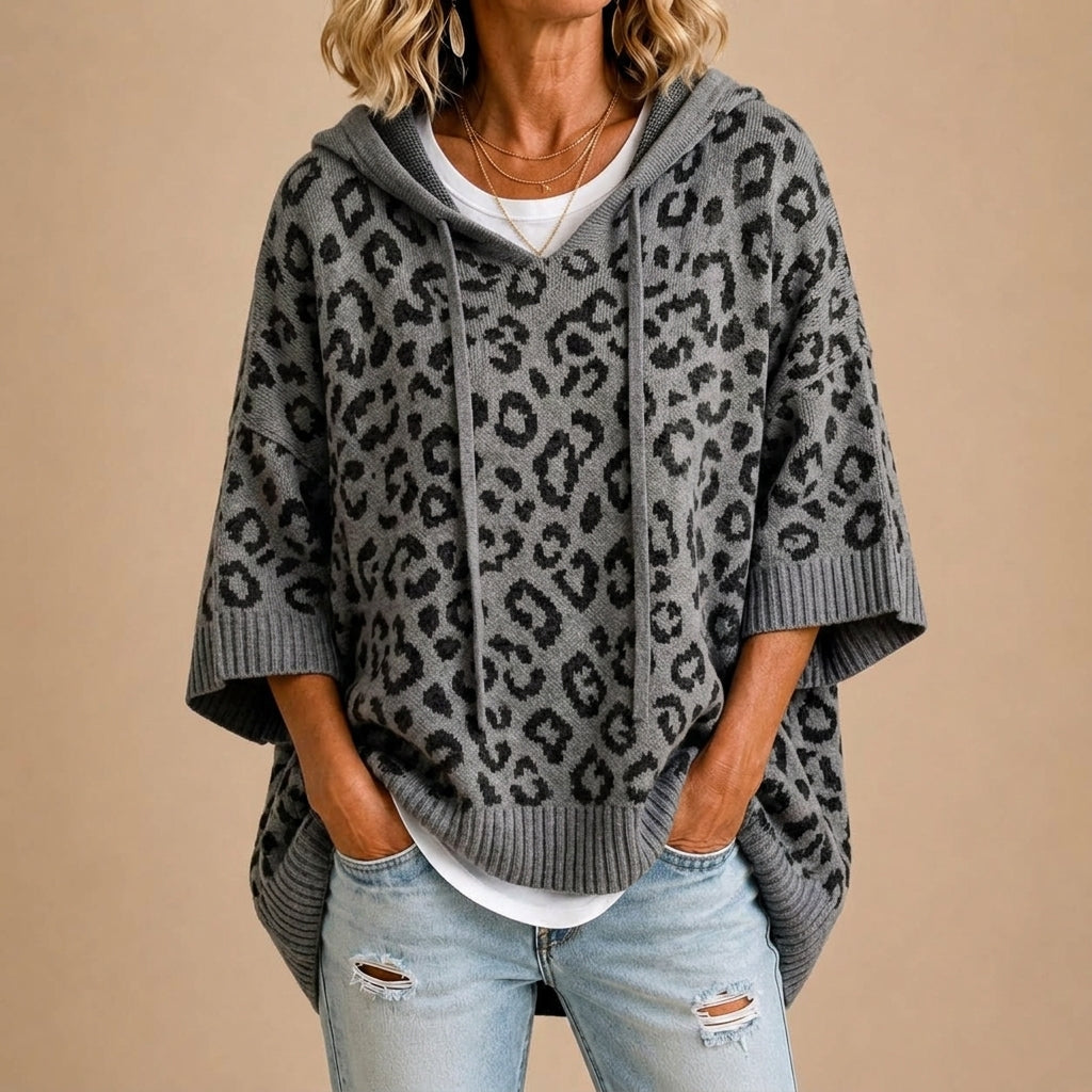 Poncho en maille animalier avec capuche Gabriella de Danoir Paris, motif animalier élégant et confortable.