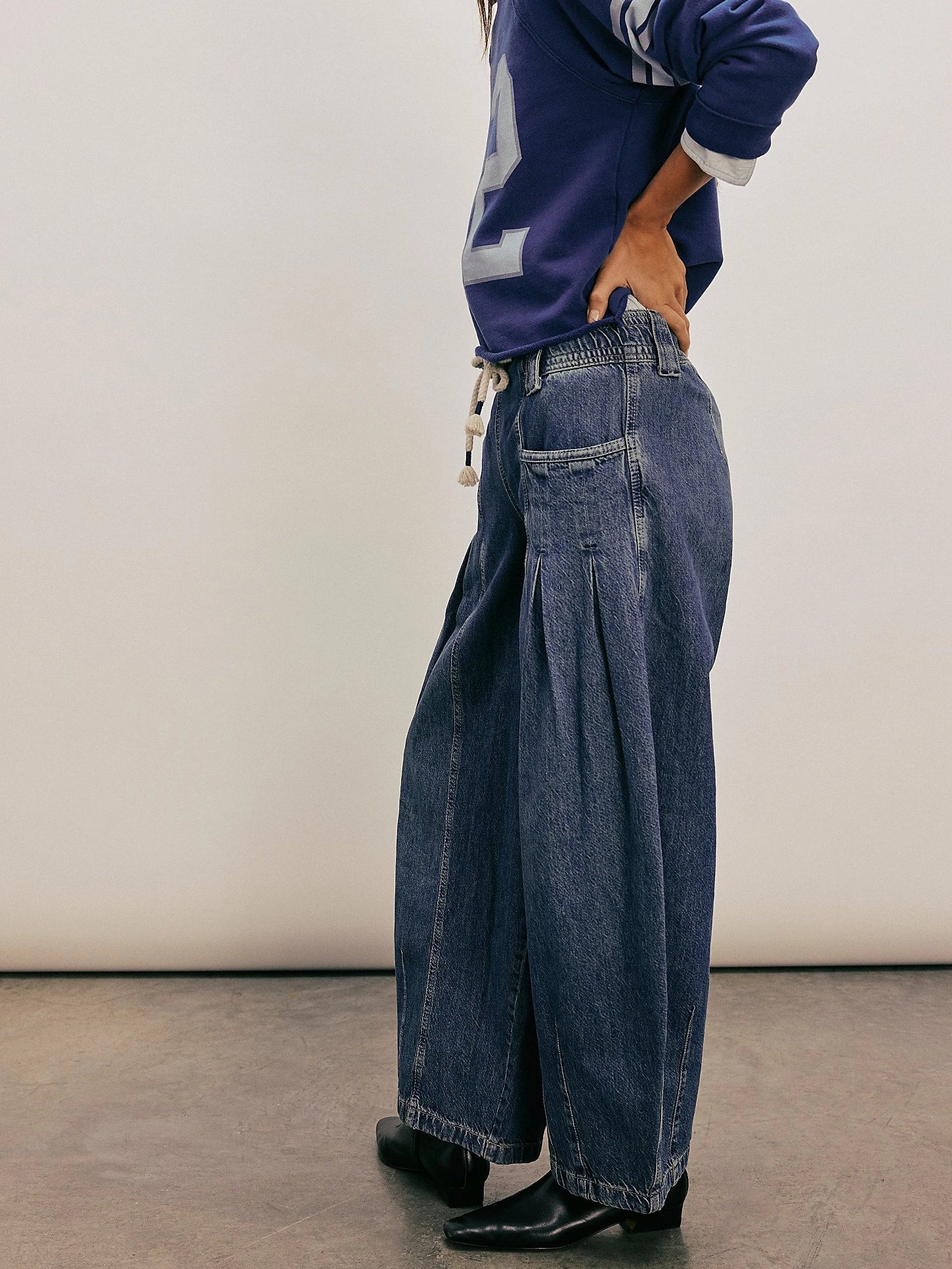 Pantalon Amélie de Danoir Paris en tissu noir, vue de face, avec coupe élégante et détails modernes.