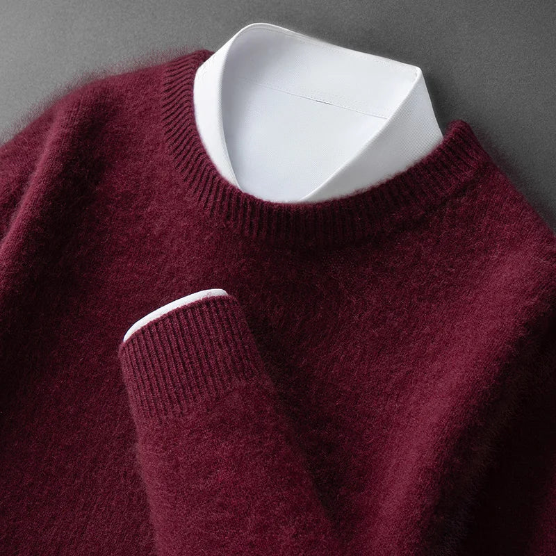 Pull doux et chaud Andrzej de Danoir Paris, en laine beige avec col rond et manches longues, porté sur un fond neutre.