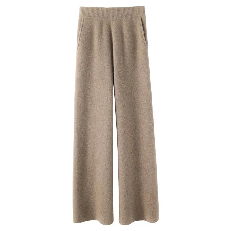 Pantalon Chloé de Danoir Paris, coupe élégante, tissu fluide, couleur neutre, porté sur mannequin.