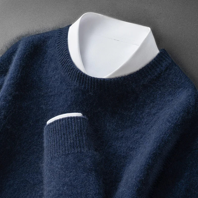Pull doux et chaud Andrzej de Danoir Paris porté par un mannequin, en laine gris clair, avec col rond et manches longues.
