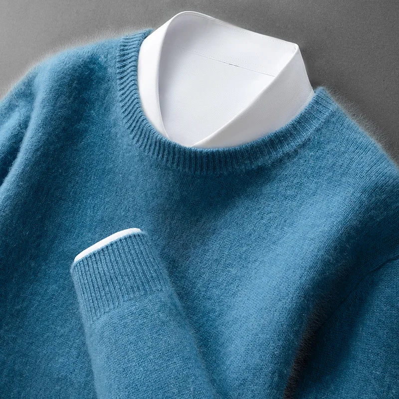 Pull doux et chaud Andrzej de Danoir Paris, en laine gris foncé, porté sur un mannequin, détail des manches et du col.