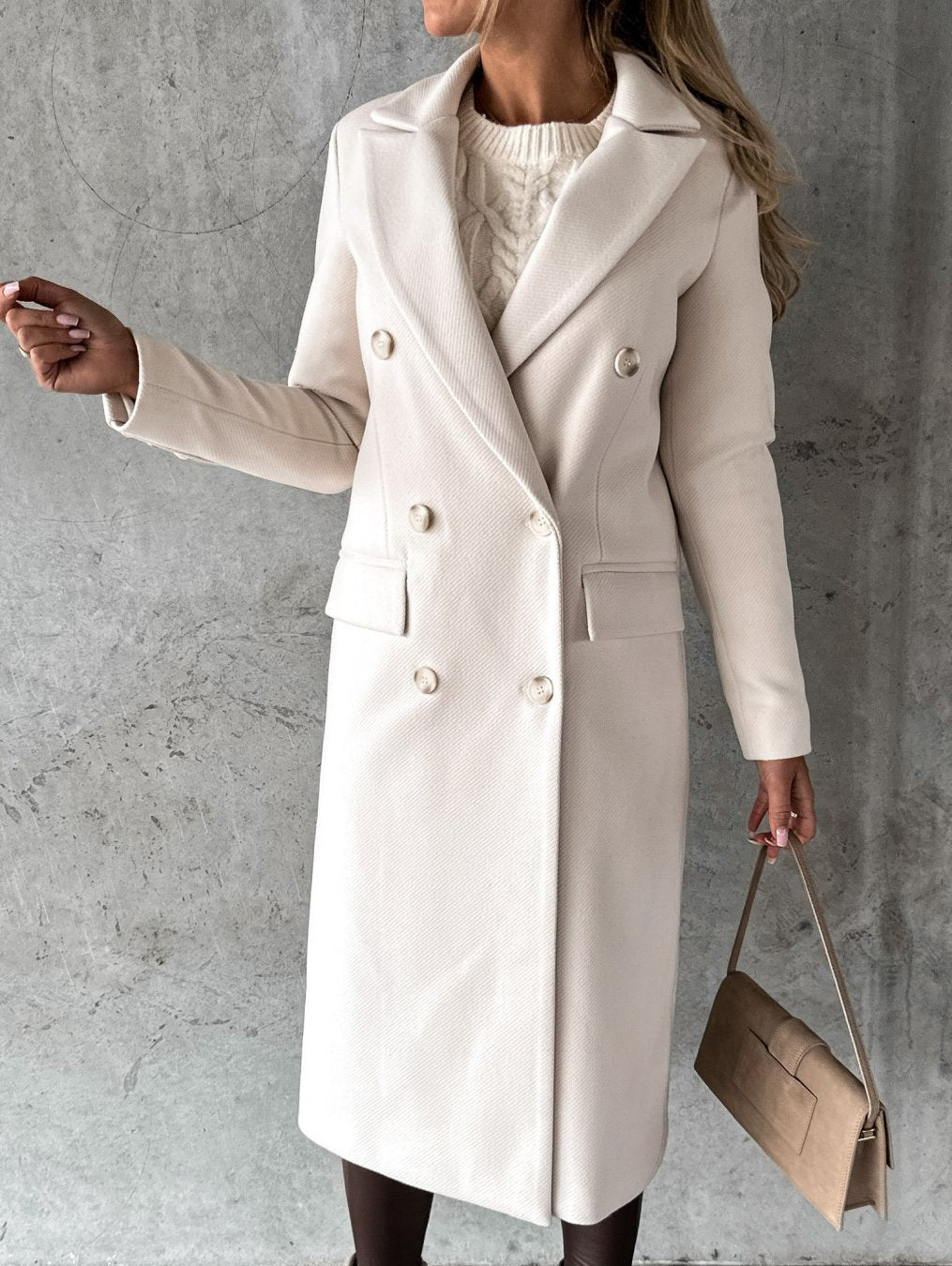 Manteau intemporel Jolie de Danoir Paris, vue détaillée du design élégant et du tissu de haute qualité.