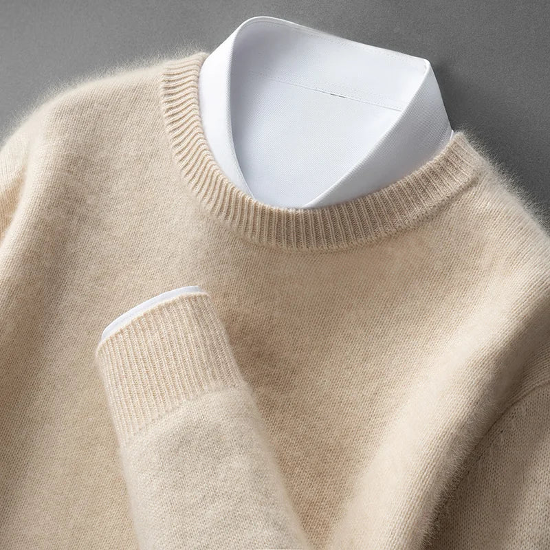 Pull doux et chaud Andrzej de Danoir Paris porté par un mannequin, tissu moelleux et élégant, couleur neutre.