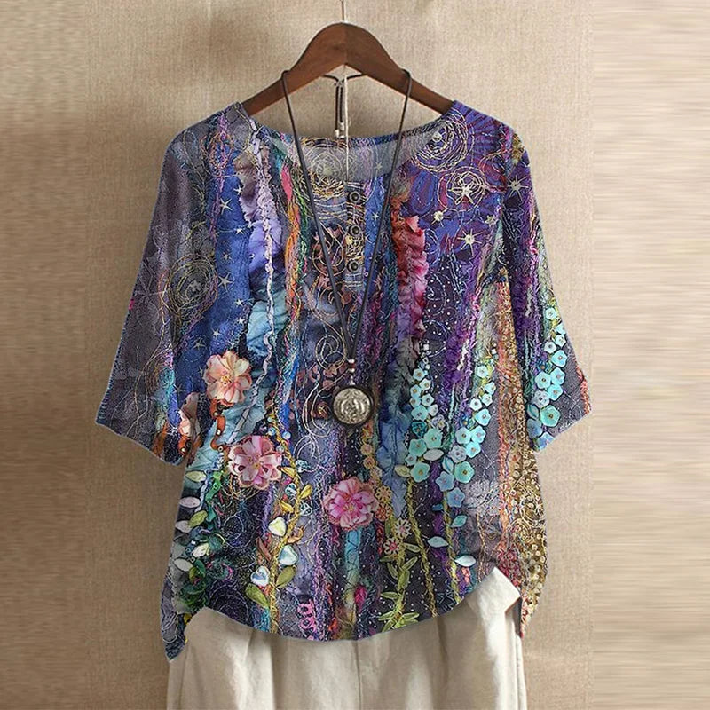 Blouse Anya™ Danoir Paris, style rétro avec détails élégants, tissu léger et coupe flatteuse, portée en mode décontracté ou chic.