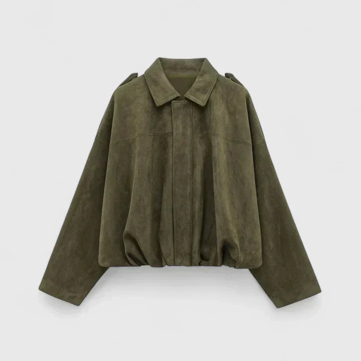 Veste Danoir Paris Chrystiah, veste confortable en tissu doux, portée sur un modèle, style décontracté et moderne.