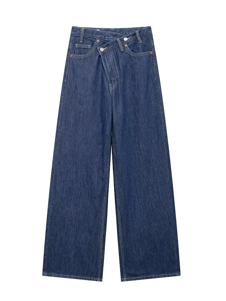 Pantalon Noémie Danoir Paris en tissu léger, coupe droite, couleur neutre, porté avec une blouse blanche.