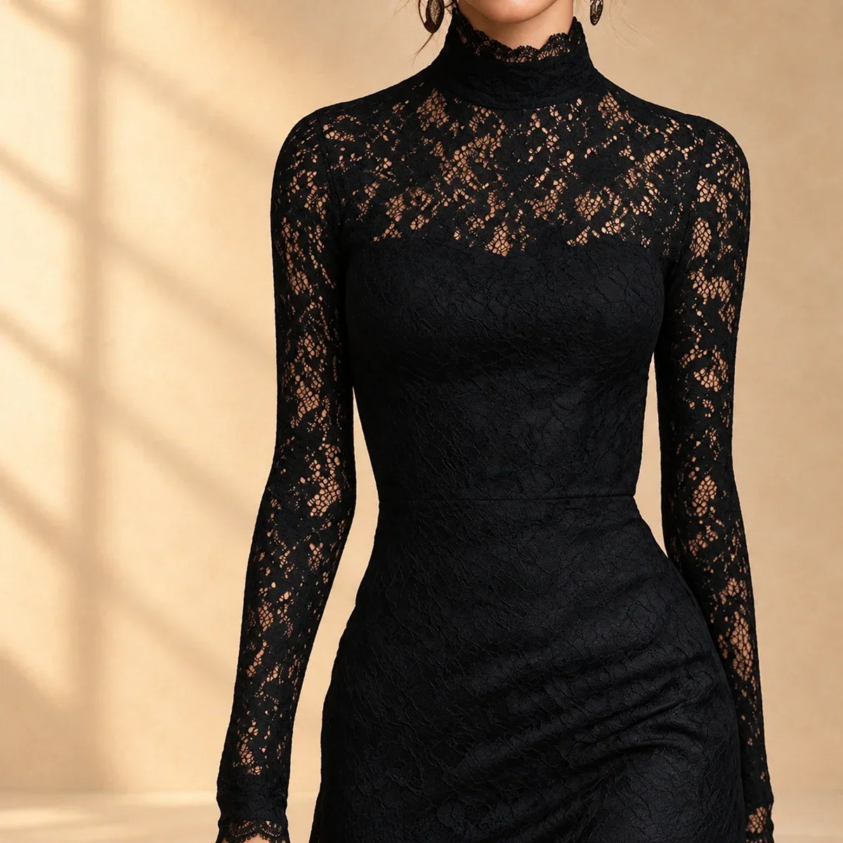 Robe de soirée noire en dentelle Arabella Danoir Paris avec col montant et manches longues, élégante et sophistiquée