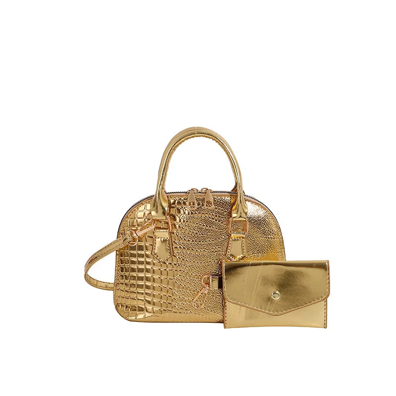 Sac Shell en cuir véritable à motif crocodile, sac polyvalent de Danoir Paris avec design élégant et finition raffinée.