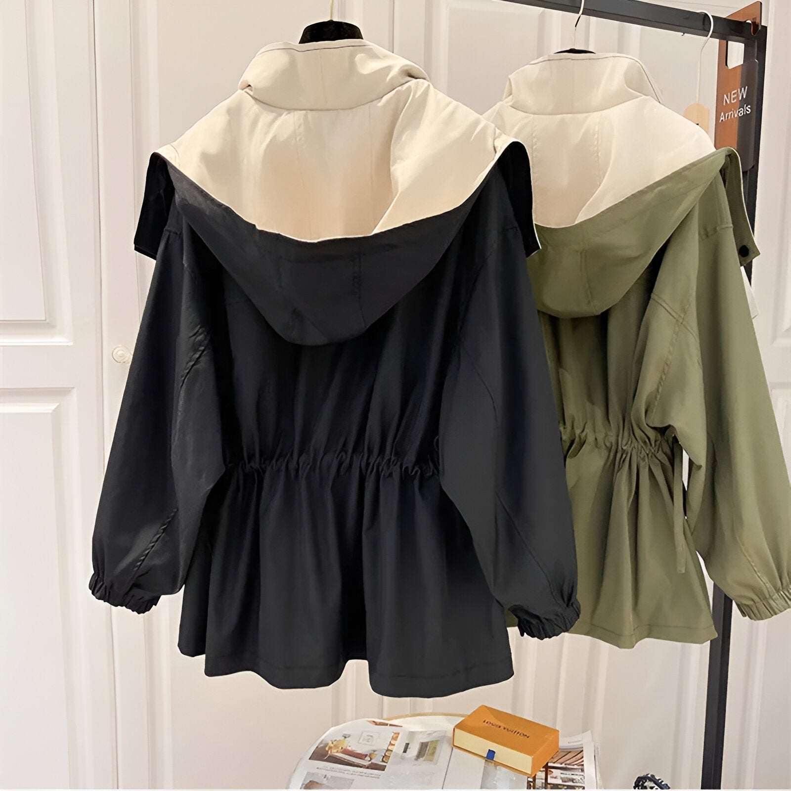 Veste élégante Danoir Paris Alvienne avec protection contre le vent et la pluie, tissu imperméable et design chic.