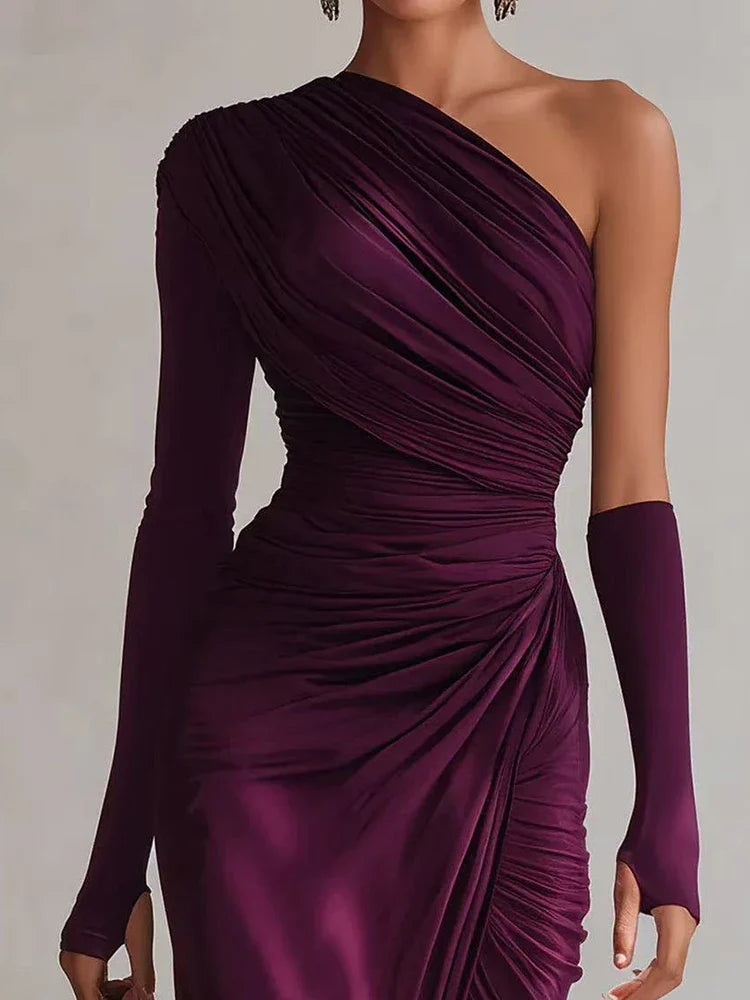 Robe maxi Josephine Danoir Paris à épaule unique froncée avec longue manche, vêtement élégant en tissu fluide.