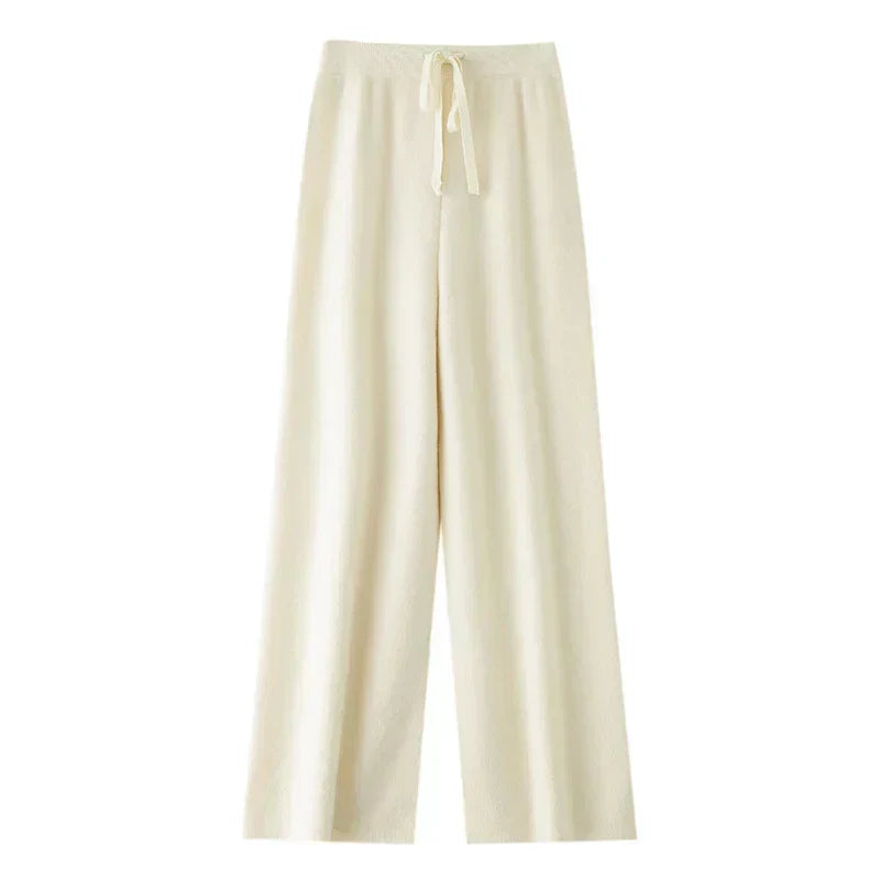 Pantalon Juliette de Danoir Paris en tissu léger, coupe ajustée, couleur neutre, porté avec des accessoires.