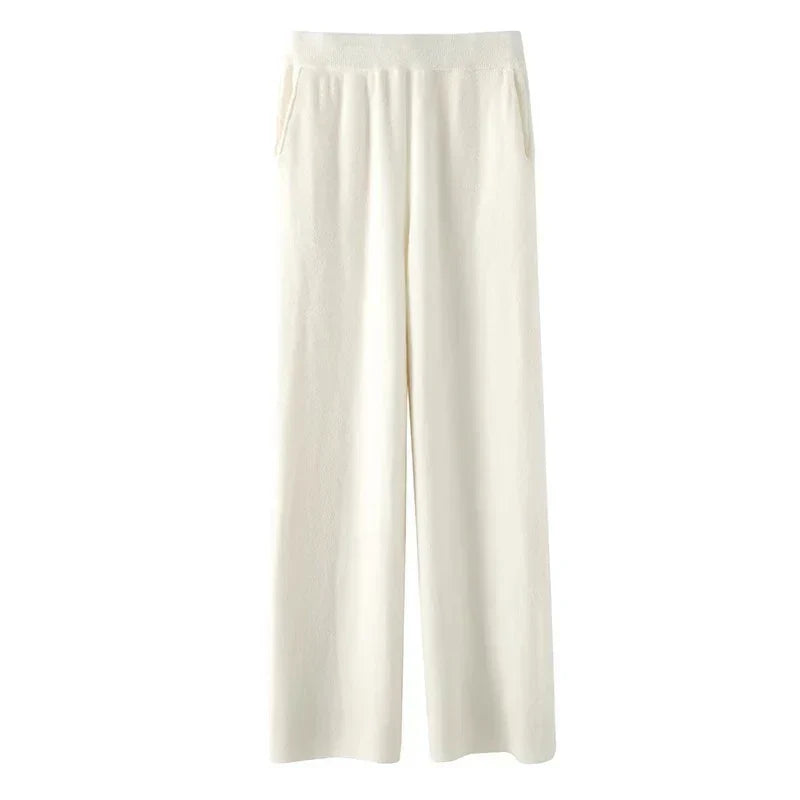 Pantalon Chloé signé Danoir Paris, coupe élégante, tissu léger et fluide, couleur neutre, porté avec un haut blanc.