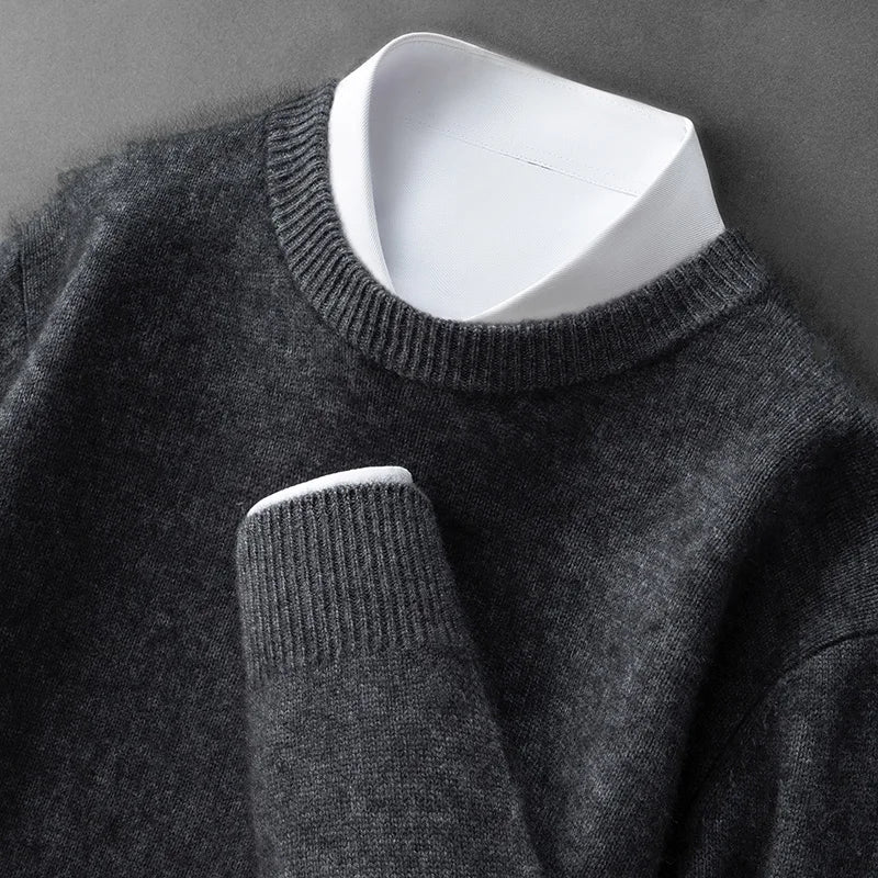 Pull doux et chaud Andrzej de Danoir Paris en laine, avec texture confortable et col rond visible sur l'image.