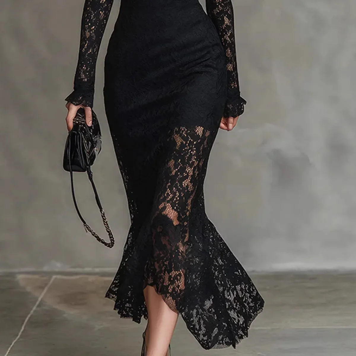 Robe de soirée noire en dentelle Arabella de Danoir Paris, avec col montant et manches longues, élégante et raffinée.