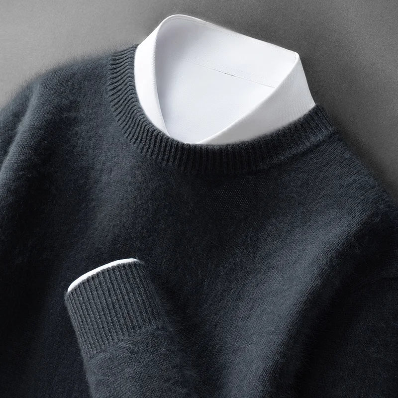 Pull doux et chaud Andrzej de Danoir Paris, en laine, avec col montant et finition côtelée, porté en intérieur.