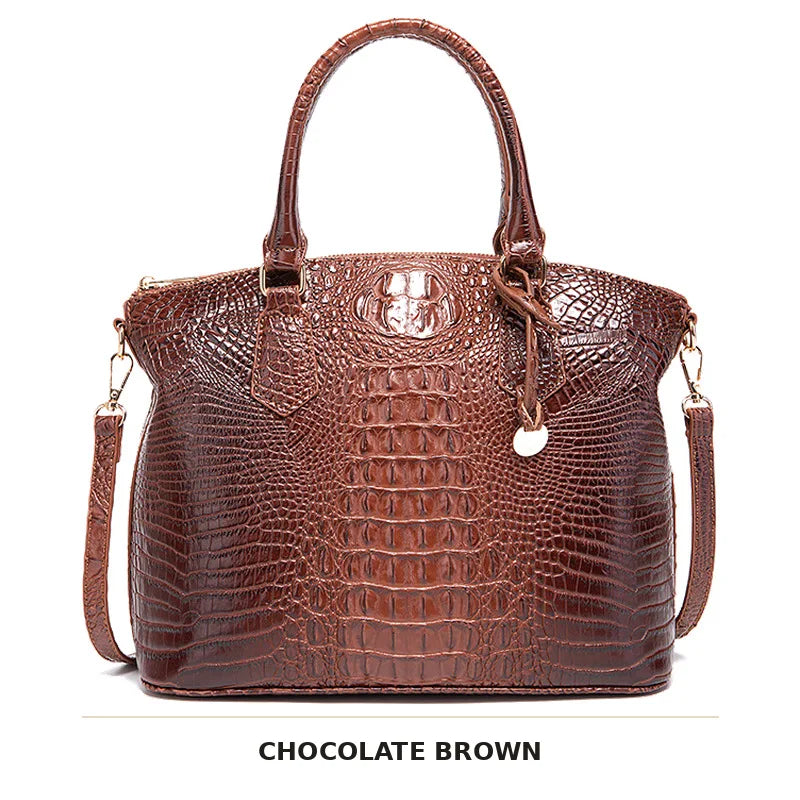 Sac à main vintage pour femme Danoir Paris avec imprimé crocodile, en cuir avec poignée et fermeture métallique visible.