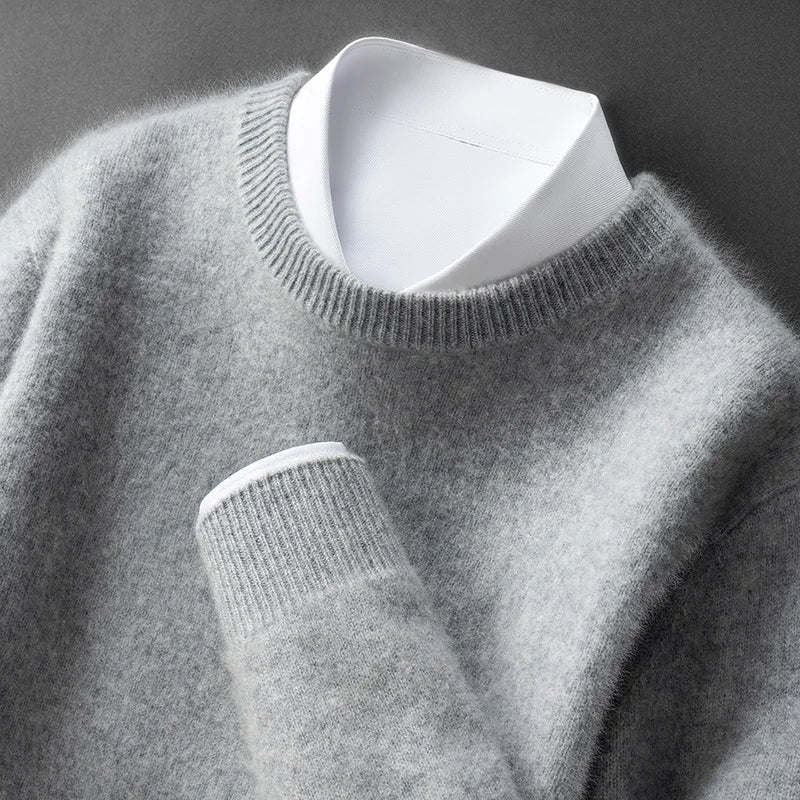 Pull doux et chaud Andrzej de Danoir Paris, en laine confortable, porté en mode décontracté, couleur gris clair.
