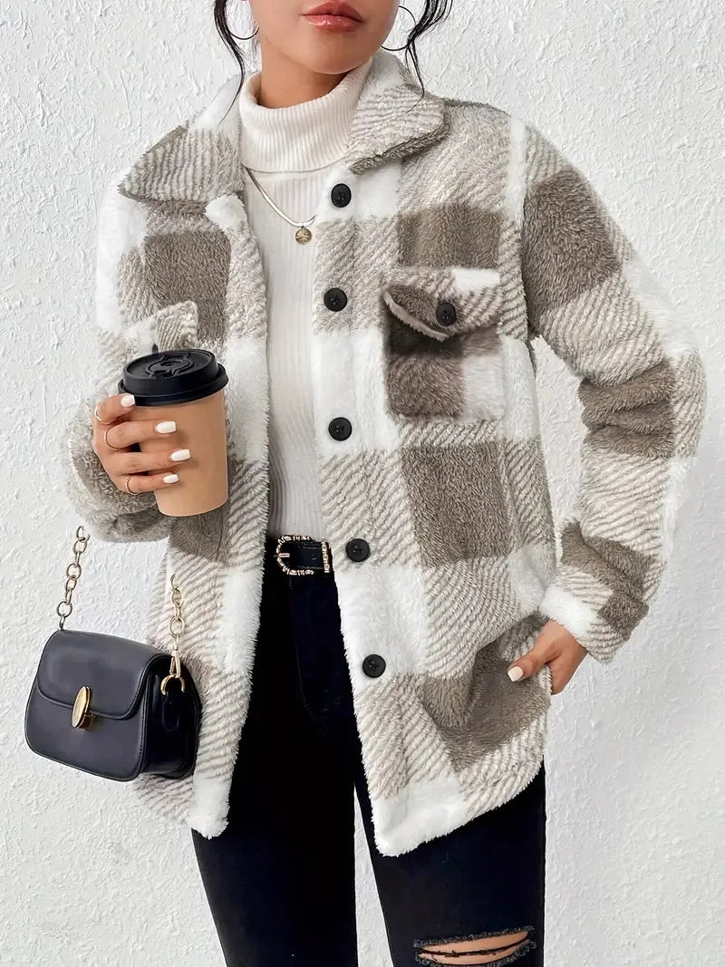 Veste en polaire à carreaux Danoir Paris, élégante, avec motif à carreaux, portée de face sur fond neutre.