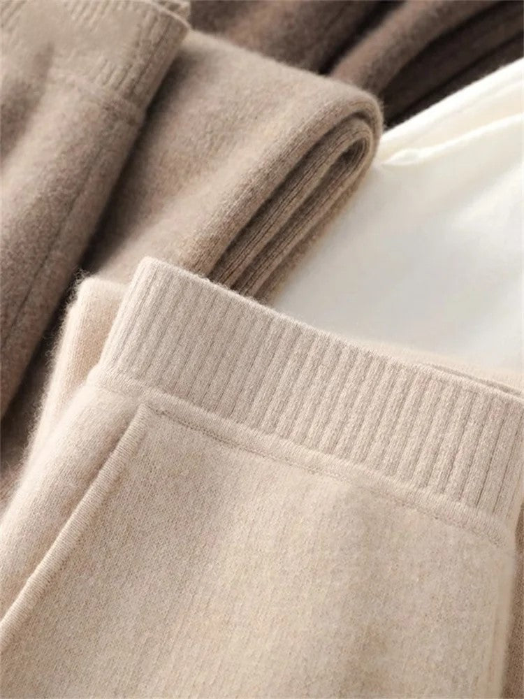 Pantalon Chloé de Danoir Paris en tissu léger, couleur beige, avec coupe droite et ceinture à boucle visible.
