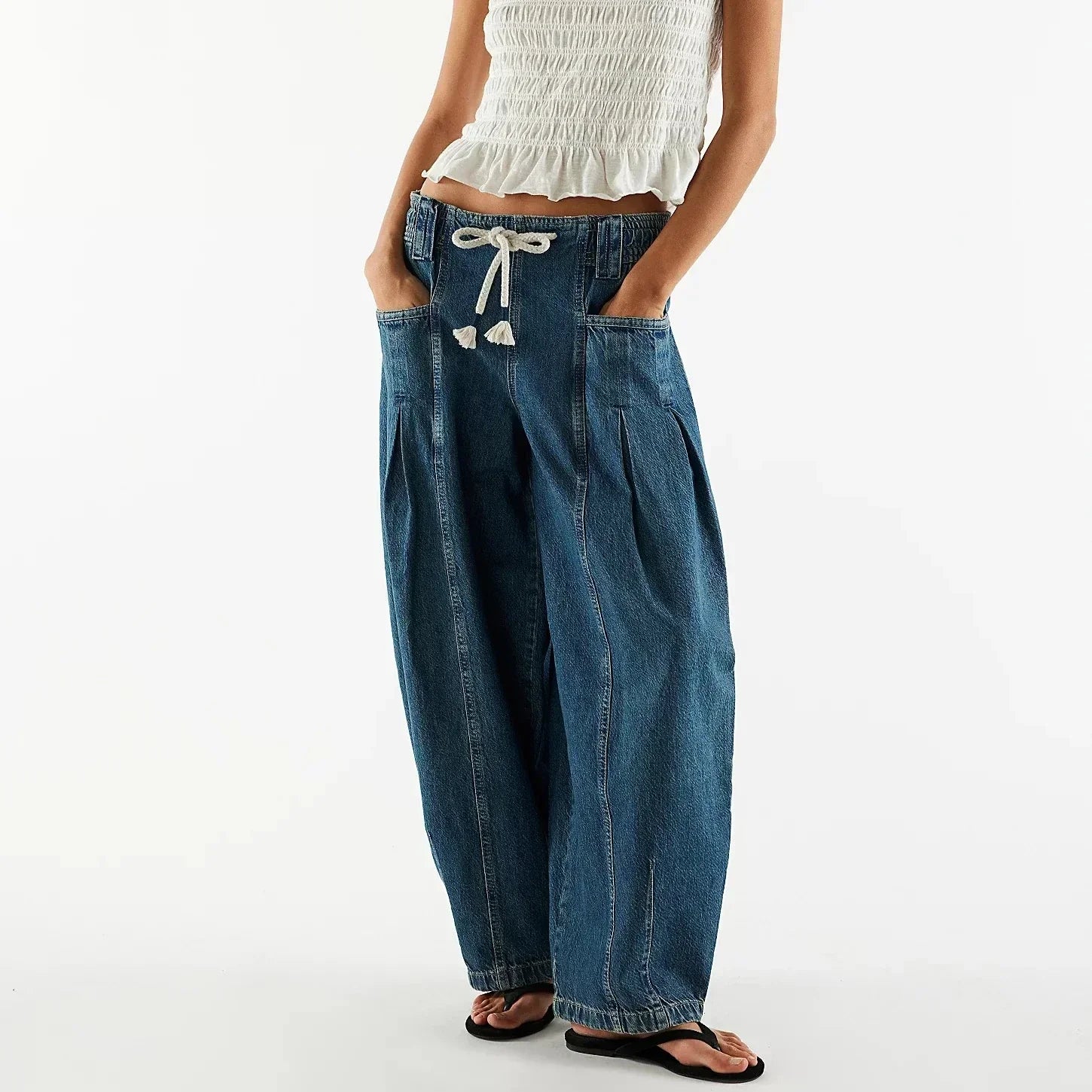 Pantalon Amélie Danoir Paris en tissu léger, coupe élégante, couleur neutre, porté avec une blouse blanche.