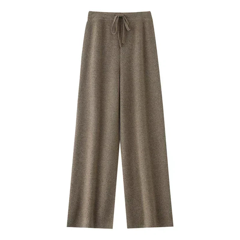 Pantalon Juliette de Danoir Paris en tissu léger, coupe ajustée, couleur neutre, porté sur un fond blanc.