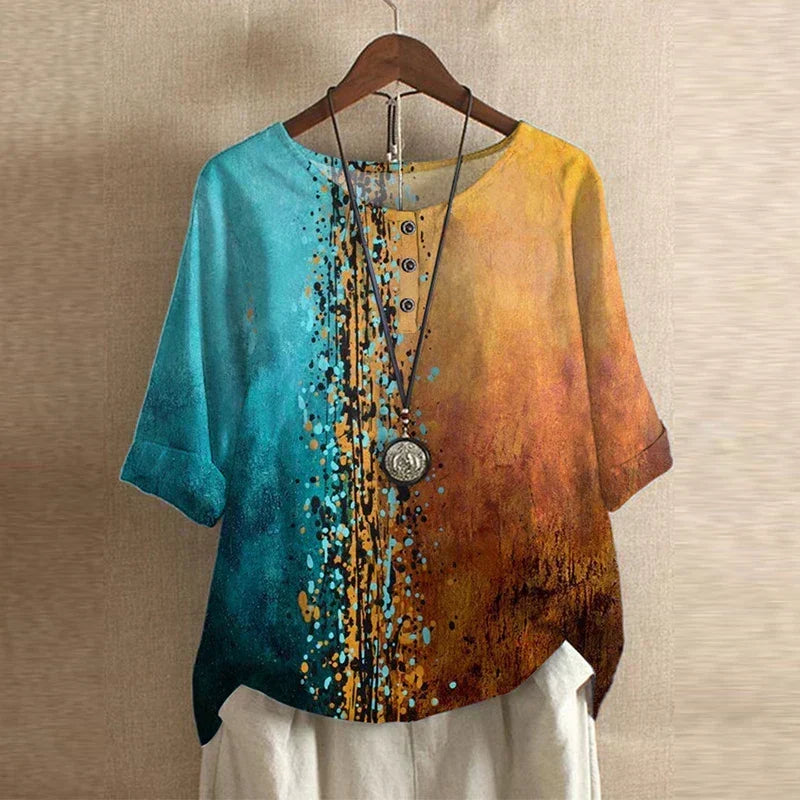 Blouse Anya™ Danoir Paris, style rétro, en tissu léger avec manches longues et col en V, portée élégante et intemporelle.
