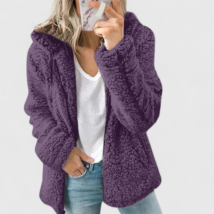 Veste confortable Hylenyahh de Danoir Paris, en tissu doux, portée par une mannequin, style décontracté et moderne.
