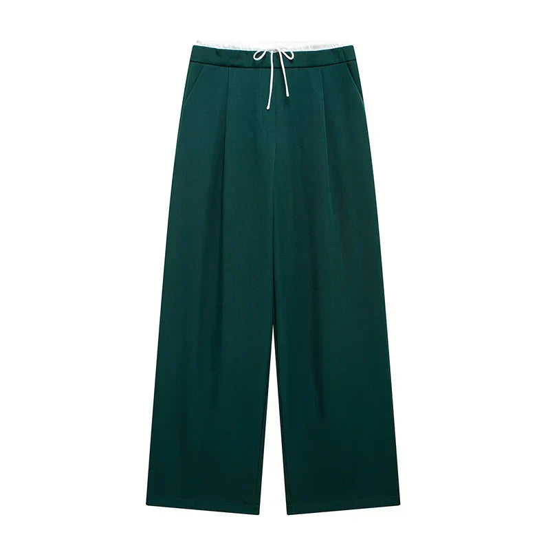 Pantalon Manon Danoir Paris en tissu léger avec coupe moderne, porté par une mannequin dans une tenue décontractée.