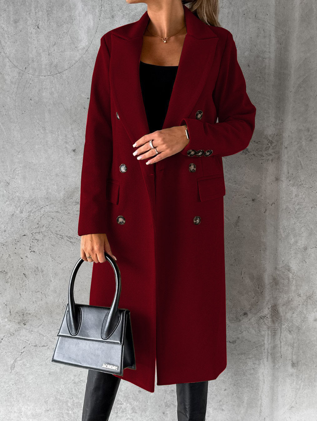 Manteau intemporel Jolie de Danoir Paris, coupe élégante, en tissu chaud, porté par une mannequin dans un style sophistiqué.