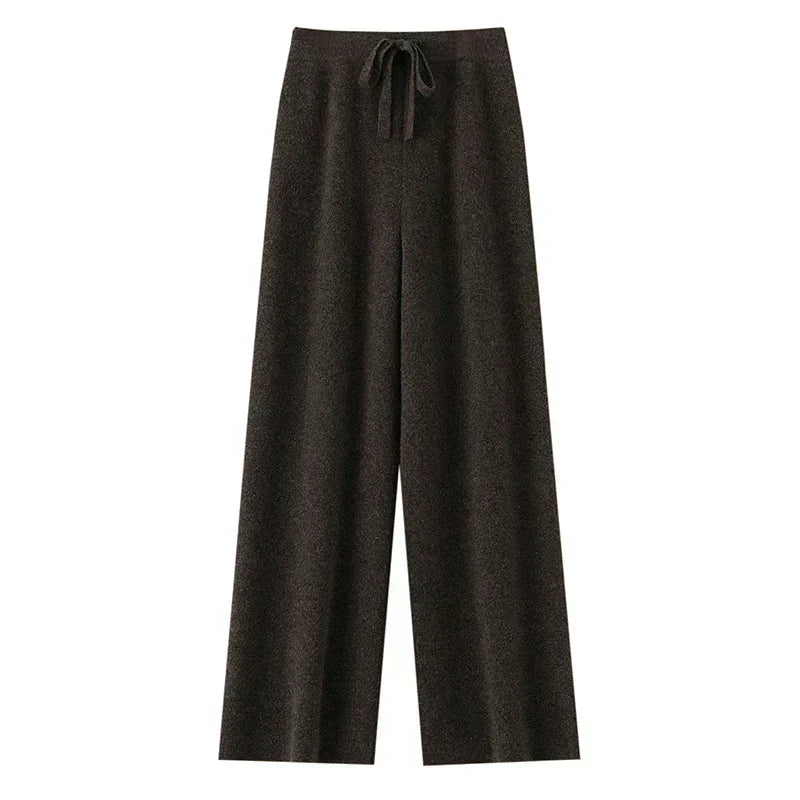 Pantalon Juliette Danoir Paris en tissu léger, coupe élégante, couleur neutre, porté avec une blouse blanche.