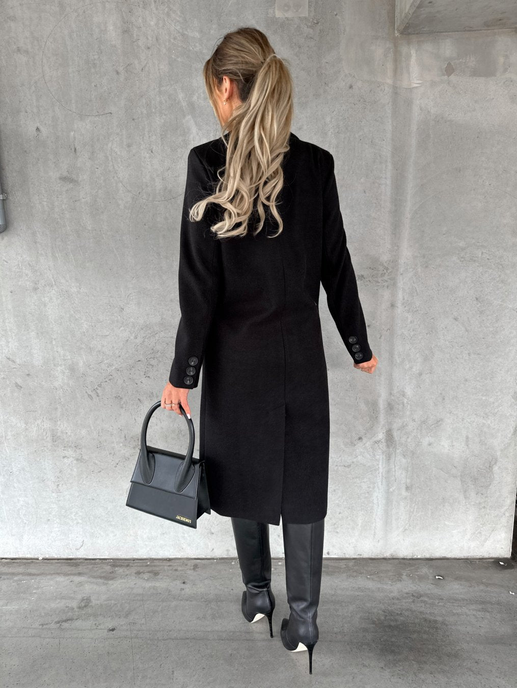 Manteau intemporel Jolie de Danoir Paris, coupe élégante, tissu chaud et doux, porté avec style, devant avec boutons et col classique.