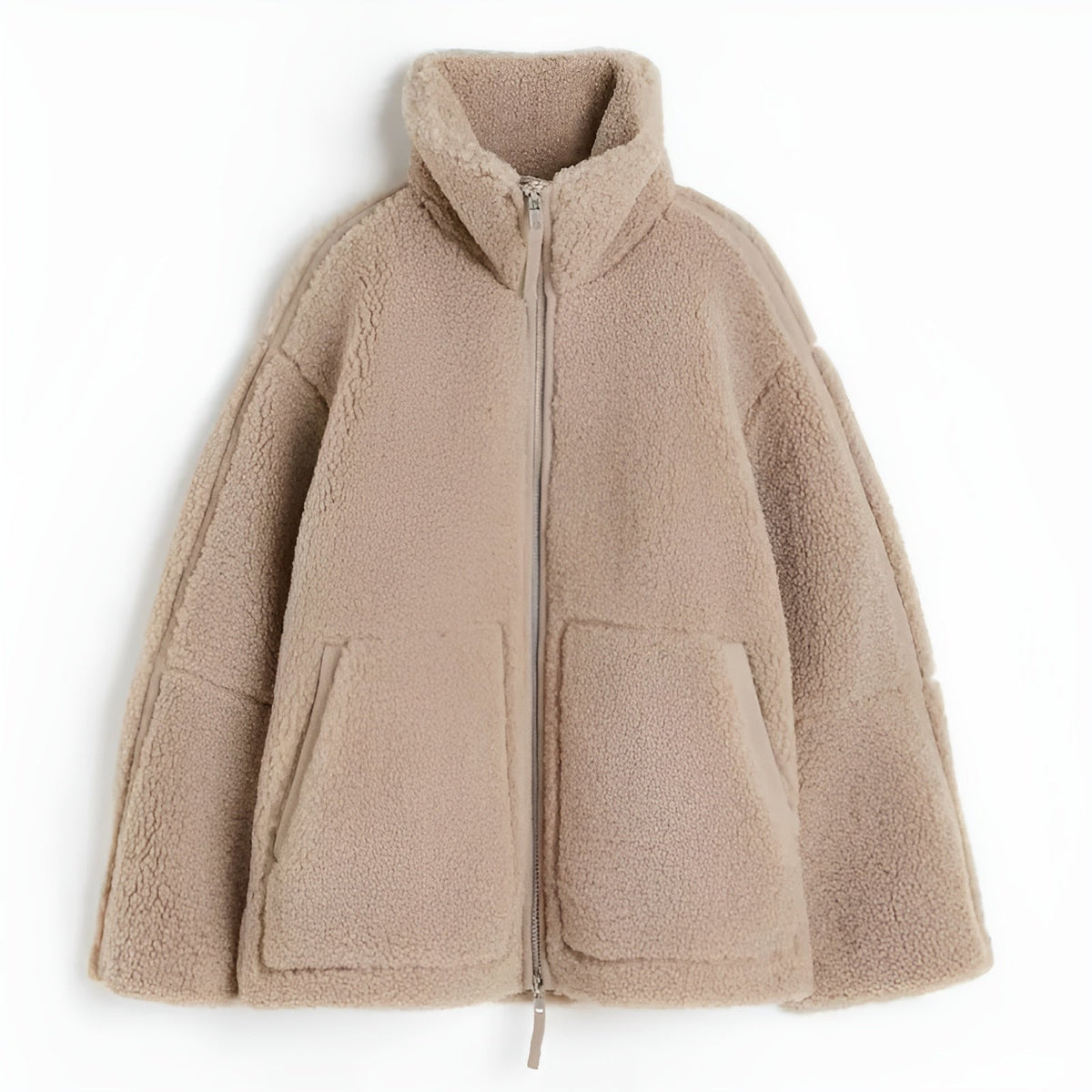 Manteau en Teddy doux KAJA de Danoir Paris, veste chaude et confortable en tissu peluche beige avec col et boutons.