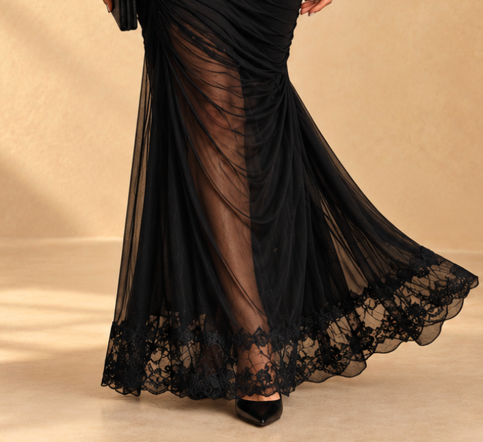 Robe maxi en dentelle noire Vivienne de Danoir Paris avec décolleté en V profond et jupe sirène élégante.