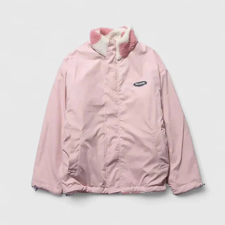 Veste élégante Vea™ de Danoir Paris, en tissu fin, avec coupe sophistiquée et détails modernes, portée d’un modèle féminin.