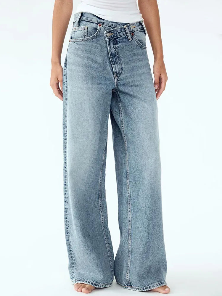 Pantalon Noémie Danoir Paris en tissu léger, coupe ajustée, couleur neutre, porté avec un haut blanc dans une salle de bain élégante.