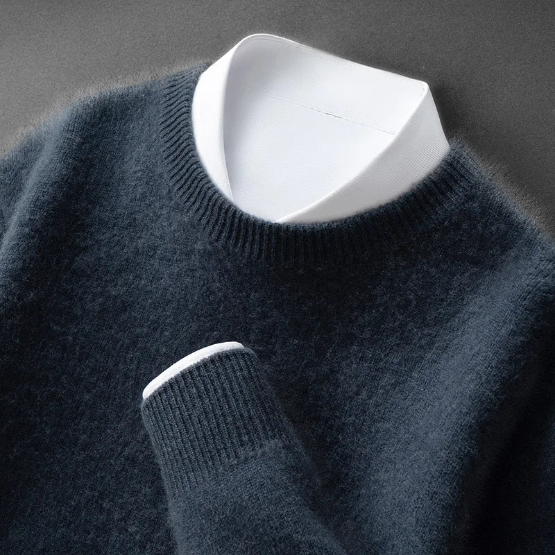 Pull doux et chaud Andrzej de Danoir Paris, en laine confortable, porté en mode décontracté, couleur gris clair.
