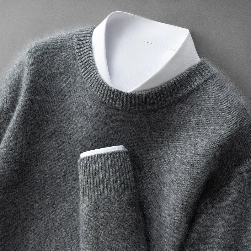Pull doux et chaud Andrzej de Danoir Paris porté par un mannequin, en laine gris foncé avec col rond.