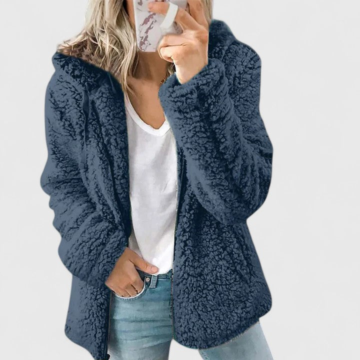 Veste confortable Danoir Paris Hylenyahh en tissu doux, portée sur un mannequin, style décontracté et moderne.