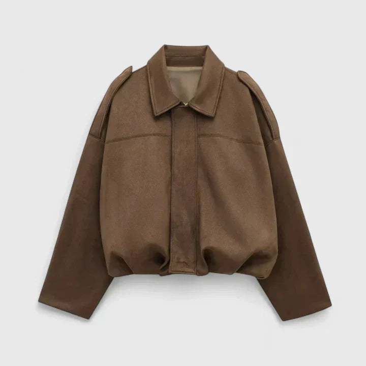 Veste confortable Danoir Paris Chrystiah, en tissu doux, portée en style décontracté, avec col et manches longues.