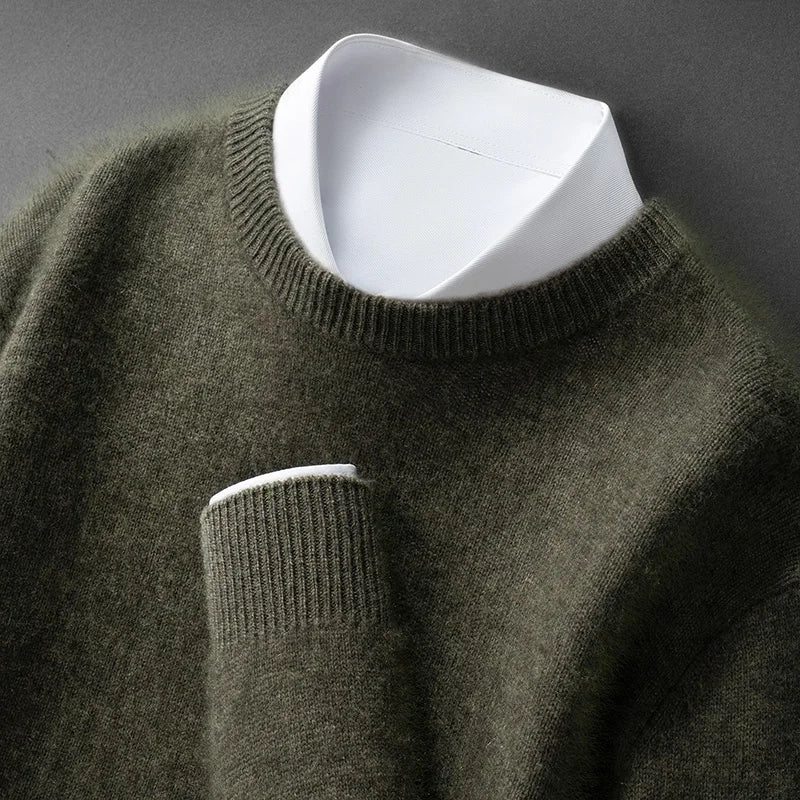 Pull doux et chaud Andrzej de Danoir Paris, en laine confortable, porté par un modèle dans un intérieur cosy.