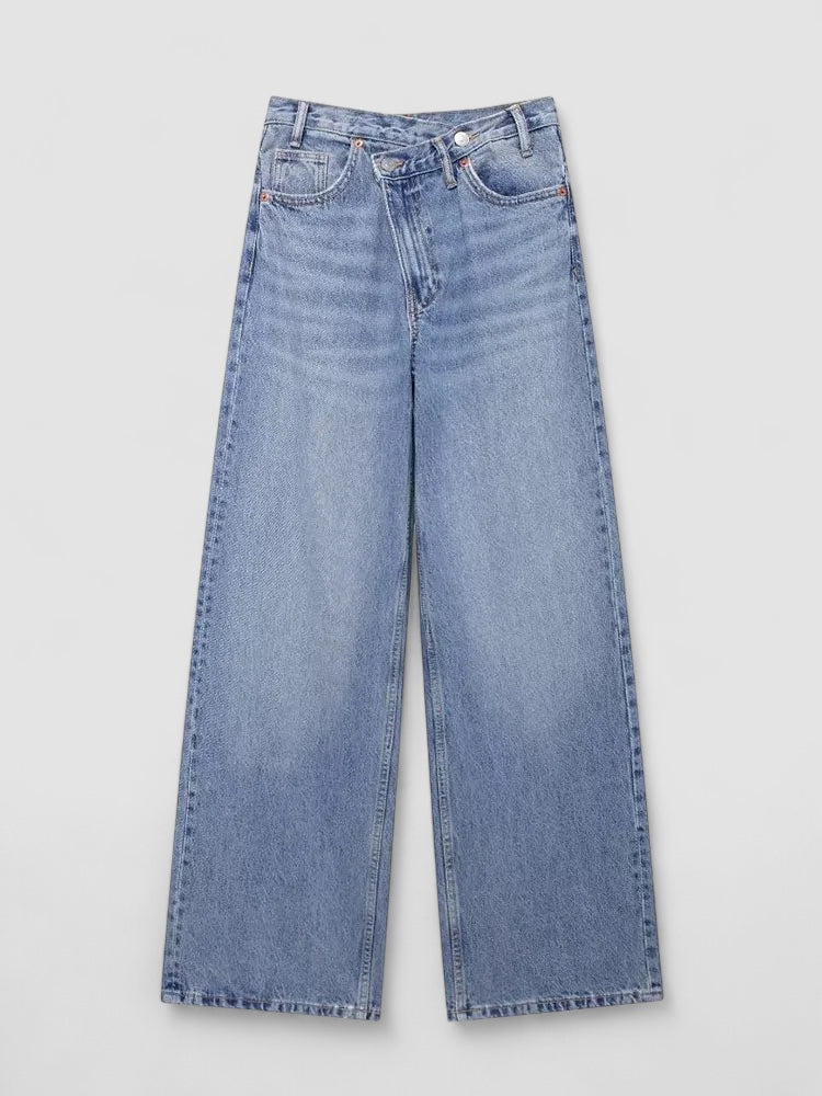 Pantalon Noémie de Danoir Paris, coupe élégante, tissu doux, porté avec chemise blanche pour un look chic et moderne.