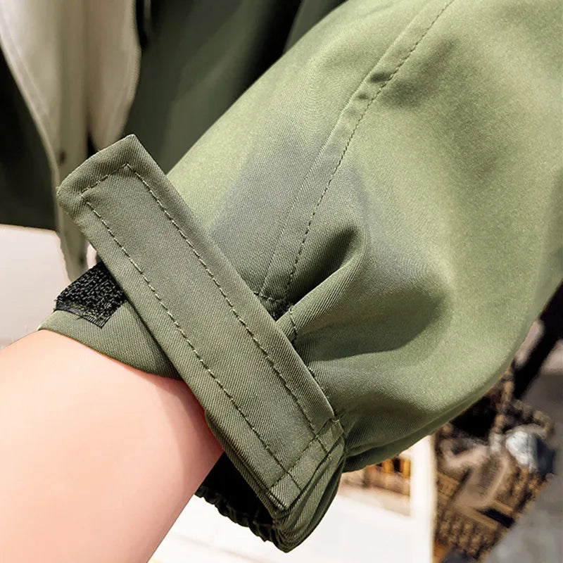 Veste élégante Danoir Paris Alvienne avec protection contre les intempéries et le vent, tissu imperméable et design moderne.