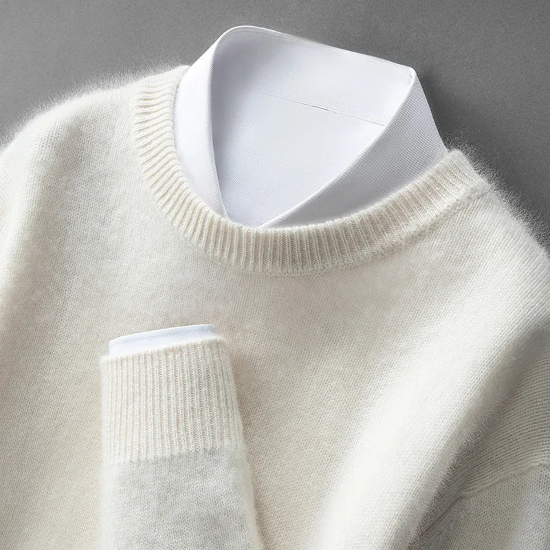 Pull doux et chaud Andrzej de Danoir Paris, en laine confortable, porté de face pour un look élégant et cosy.
