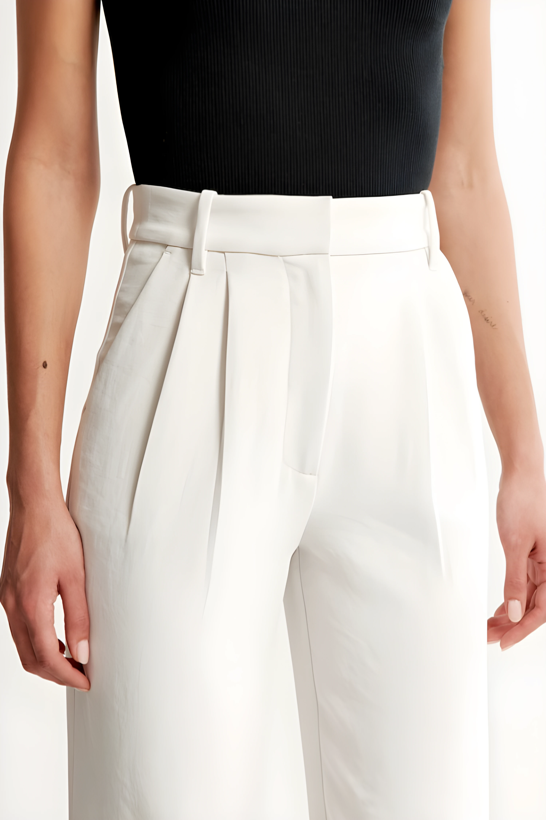 Pantalon large blanc Danoir Paris pour femmes, style pantalon large à jambes évasées, en tissu léger.