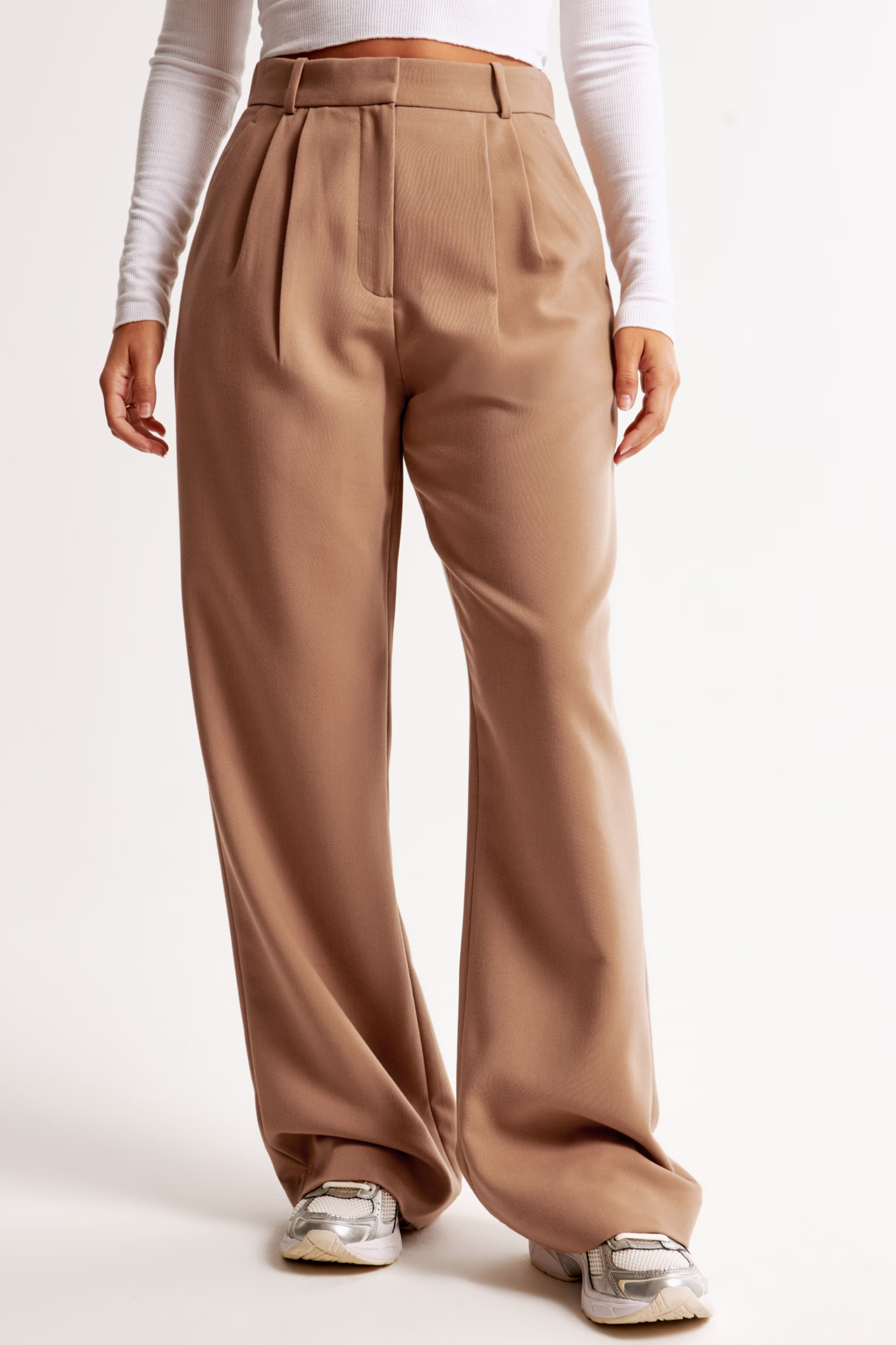 Pantalon large Danoir Paris en marine, pantalon à jambes évasées, tissu léger et fluide pour un style élégant et confortable.
