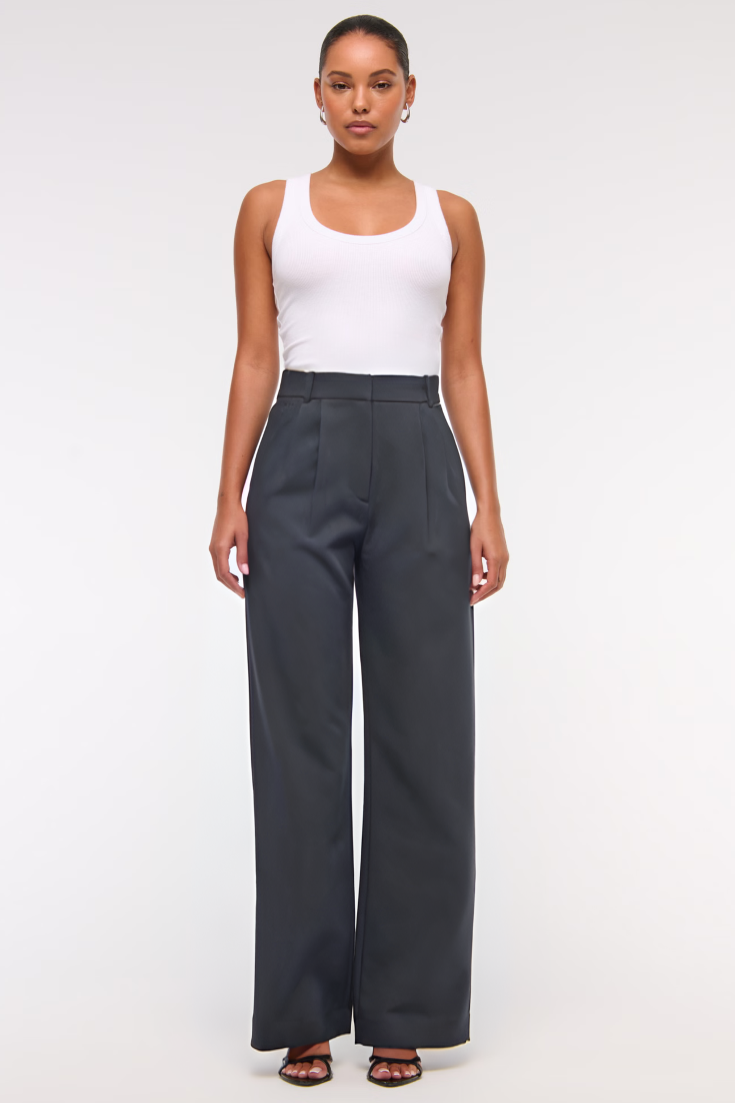 Pantalon large Danoir Paris Marine en tissu gris foncé, style large et confortable, vue de face sur fond blanc.