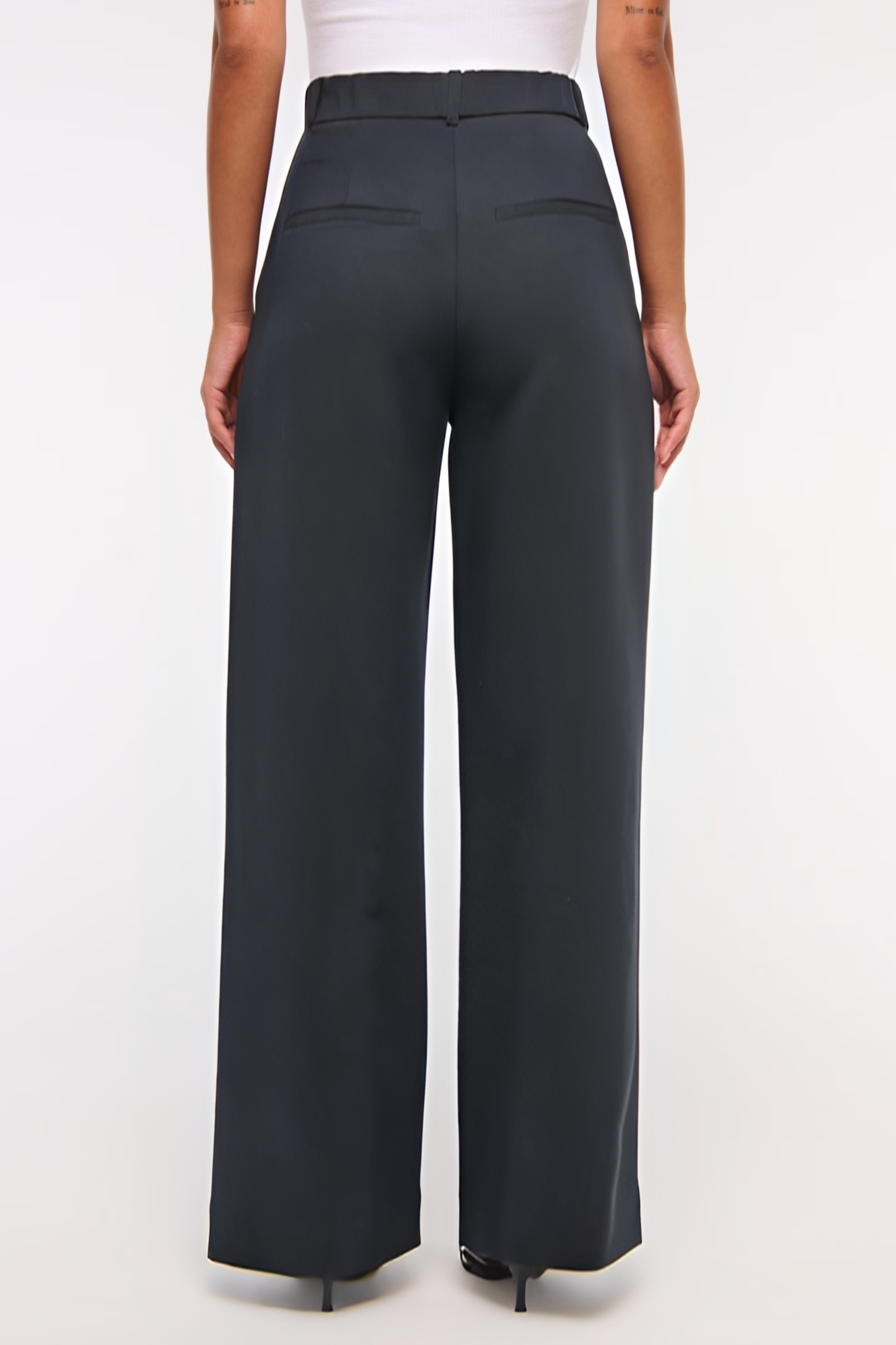 Pantalon large marine Danoir Paris, pantalon à jambes widées en tissu gris foncé, porté sur mannequin.