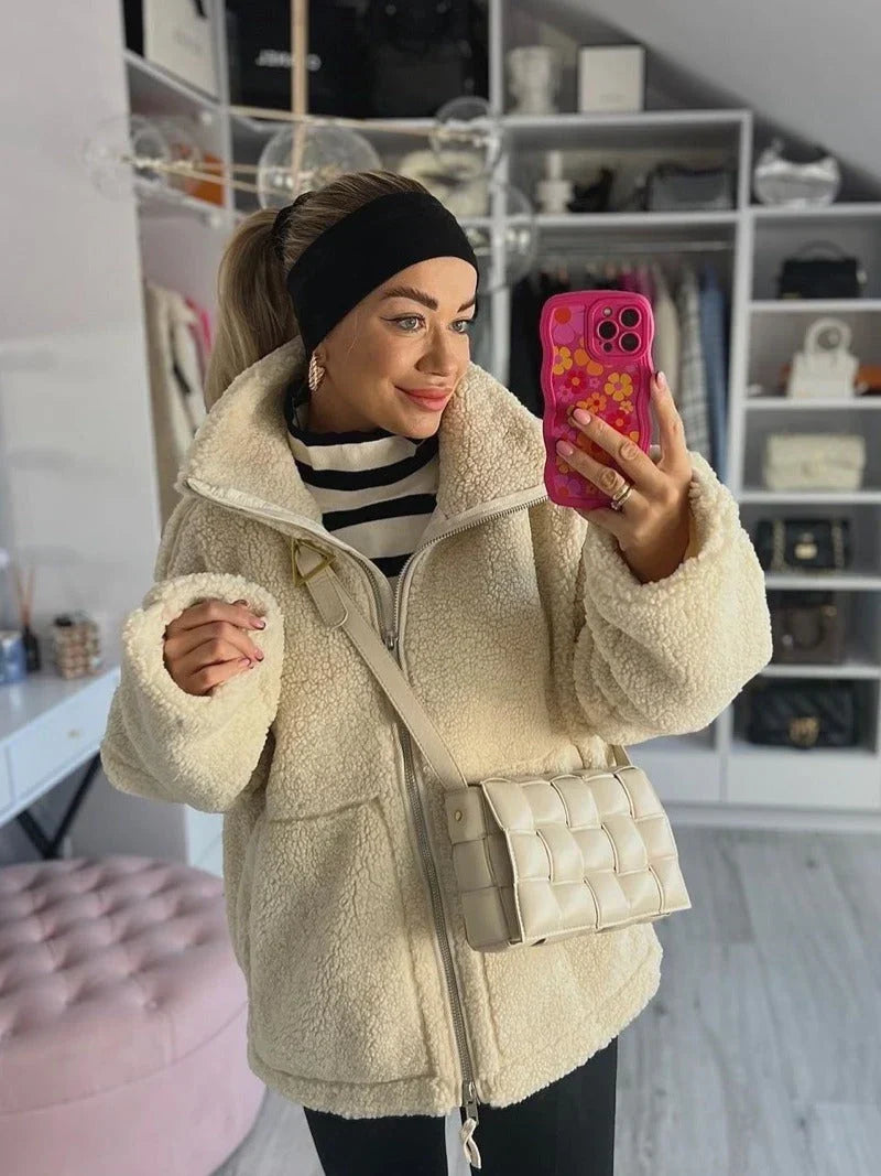 Manteau en Teddy doux KAJA de Danoir Paris, couleur terre, avec col en laine et fermeture à boutons, porté sur un mannequin.