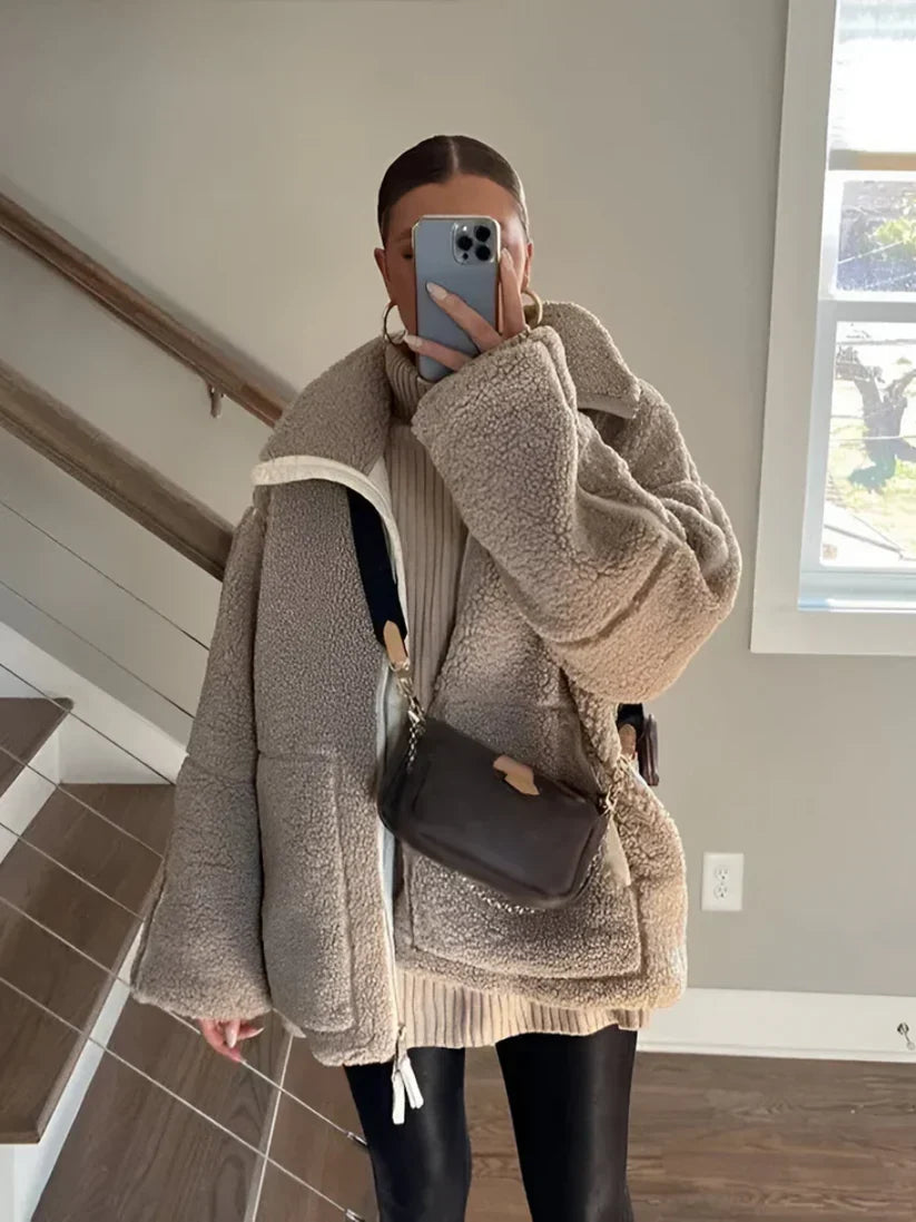 Manteau en Teddy doux KAJA de Danoir Paris, couleur terre, avec col ample et texture molletonnée, porté sur un mannequin.